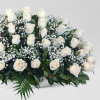 Centro de 50 rosas blancas