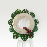 Corona de clavel blanco y detalle de rosas